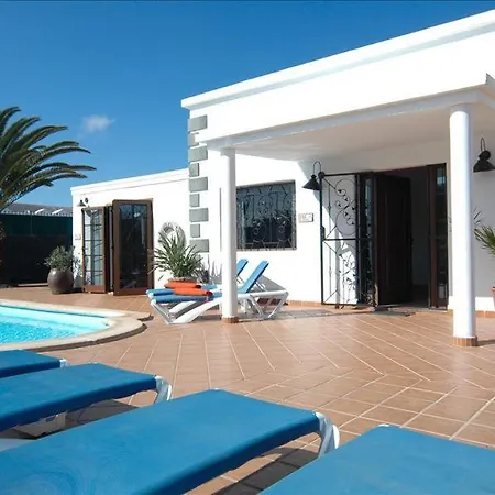Playa Del Flamingo - A Lovely 4 Bedroom - Great Location - A Short Walk To The Beach Villa Playa Blanca (Lanzarote)