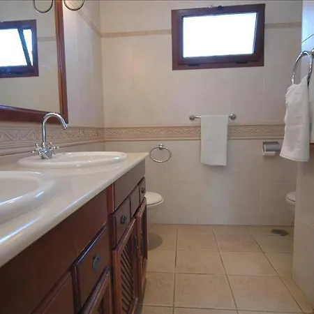 Playa Del Flamingo - A Lovely 4 Bedroom - Great Location - A Short Walk To The Beach *