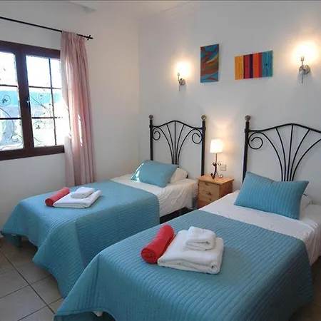 Playa Del Flamingo - A Lovely 4 Bedroom - Great Location - A Short Walk To The Beach Villa *
